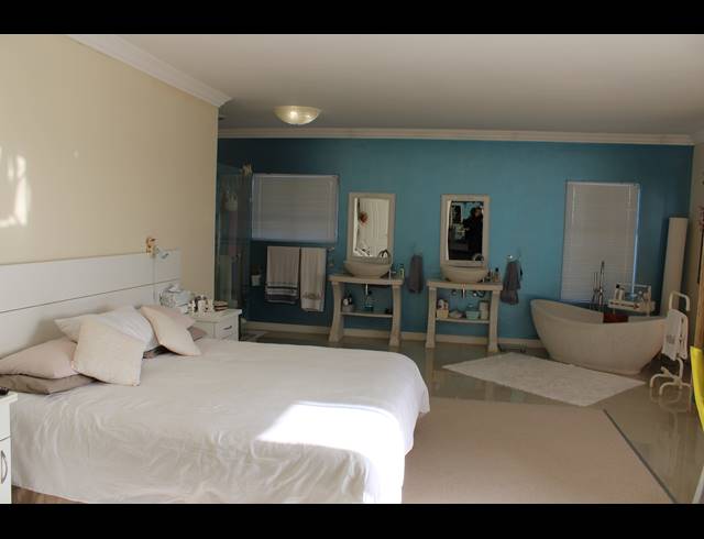 3 BEDROOM FREESTANDING FOR SALE IN PORT OWEN